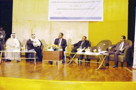 د. مجور لدى حضوره ندوة (المبادرة الخليجية وأثرها على مستقبل اليمن ) أمس